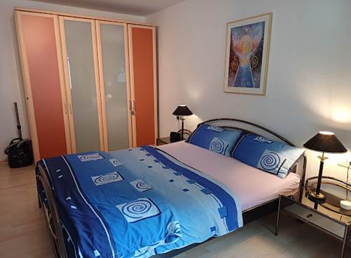 Ein Bild, das Im Haus, Wand, Bettwsche, Bettdecke enthlt.