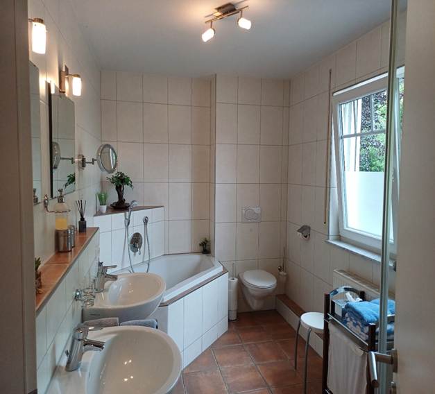 Ein Bild, das Im Haus, Wand, Deckenleuchte, Inneneinrichtung enthlt.