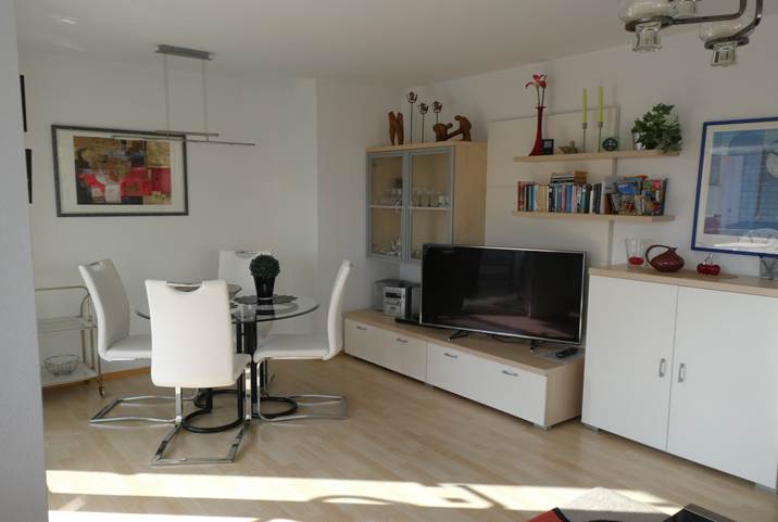 Ein Bild, das drinnen, Wand, Boden, Raum enthlt.

Mit sehr hoher Zuverlssigkeit generierte Beschreibung