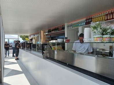 Ein Bild, das Person, Kleidung, Im Haus, Fastfood-Restaurant enthlt.

KI-generierte Inhalte knnen fehlerhaft sein.