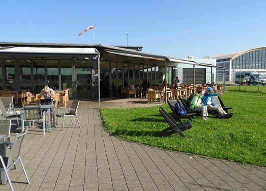 Ein Bild, das Himmel, draußen, Gras, Boden enthält.
Automatisch generierte Beschreibung