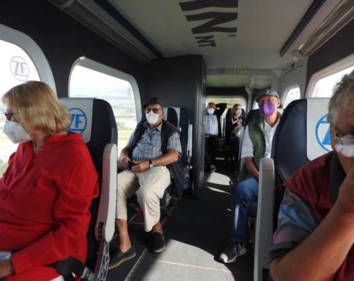 Ein Bild, das Person, drinnen, Decke, Personen enthält.
Automatisch generierte Beschreibung