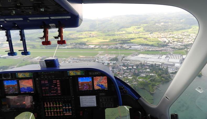 Ein Bild, das Text, Berg, Fenster, Fahrzeug enthält.
Automatisch generierte Beschreibung
