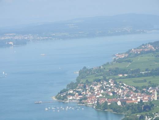 Ein Bild, das Berg, draußen, Wasser, Natur enthält.
Automatisch generierte Beschreibung