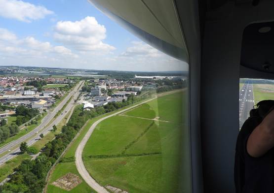 Ein Bild, das Gras, Person enthält.
Automatisch generierte Beschreibung